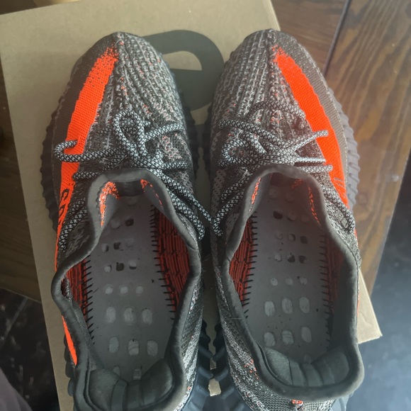 Yeezy 350 V2 Carbon Beluga main image 8